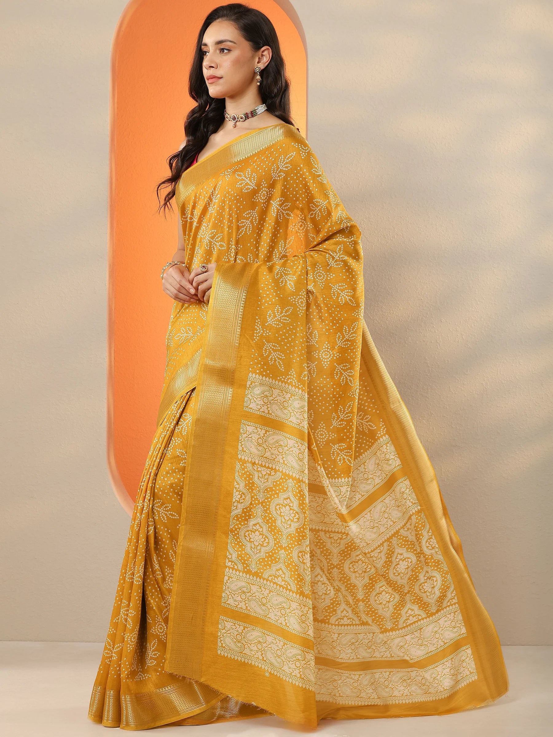 Mustard Bandhani Printed Silk Blend Saree With Unstitched Blouse Piece